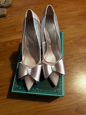 Aldo x Wicked Womens “Amazafying” Pink Satin Pointed-Toe Bow Pumps - Size 10
